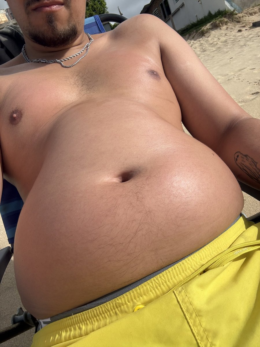 just_here350's tweet photo. Are sweaty round beach belly’s in? Asking for a friend. https://t.co/5AdigS3Qq3