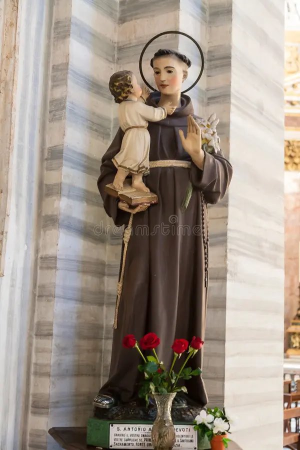 UniCatolicos_es's tweet photo. Hoy celebramos la fiesta de San Antonio de Padua. Miles de personas por todo el mundo le confían el encontrar un novio o una novia.

Aquí la oración a San Antonio para solteros ⬇️

“Glorioso San Antonio de Padua, tú que eres el protector de los enamorados y el auxiliador de quienes buscan el amor verdadero, te pido humildemente que intercedas por mí ante el Señor. 

Tú, que conoces los anhelos de mi corazón, ayúdame a encontrar a esa persona especial con quien compartir mi vida, un amor sincero, respetuoso y lleno de bondad. Haz que desaparezca la soledad que siento y llena mi vida con la alegría de un amor que me complemente. 

San Antonio, experto en los asuntos del corazón, guía mis pasos por el camino del amor puro y duradero. Que mi alma gemela llegue a mí, alguien noble, generoso y dispuesto a dar y recibir amor con un corazón abierto. 

Confío en tu poderosa intercesión y en tu infinita bondad. No permitas que mis súplicas queden sin respuesta, y ayúdame a prepararme para recibir este regalo con gratitud y fe. Amén”.