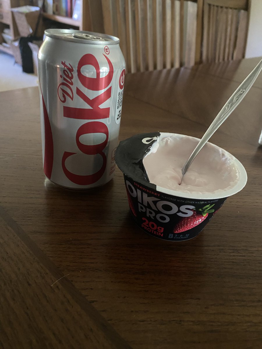 rotcarnis's tweet photo. Life when I eat the same thing daily https://t.co/YsRzQlbRTO