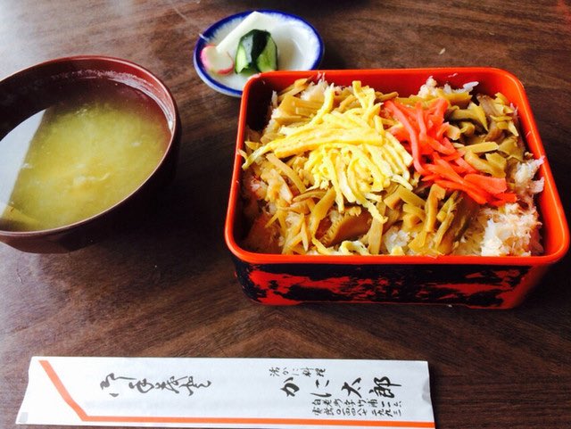 yas_kiy's tweet photo. 北海道白老町竹浦「かに太郎🦀」にお立ち寄りいただき、ありがとうございます✨
現在は90歳となる高齢の店主(父)が昨年末より体調不良で休業させていただいております🥹
この夏8/1に「かに太郎🦀」の第二章をスタートさせる予定です🔥
約10年前に他界した母が開発した幻の味である名物「かにめし」🦀
この味を残してお客様の笑顔を見ることが父が母への恩返しと言って約10年間守り続けてきた「かにめし」🦀
何とか、この味を守り続けて、同時に地域の活性化と持続可能な社会・未来を作ります❤️‍🔥
現在は壁や窓の修繕、不要荷物の撤去・処分等、進めておりますので、引き続きどうぞよろしくお願いいたします🙇‍♂️