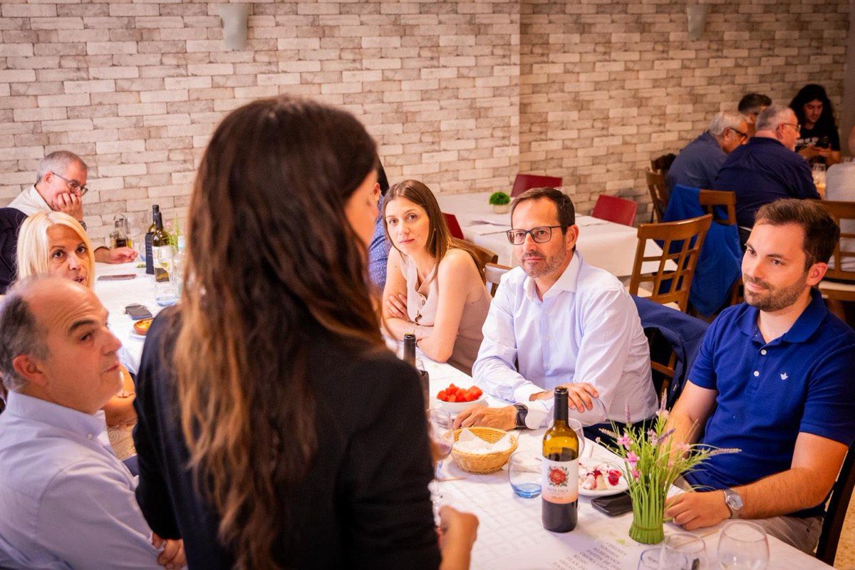 JuntsXCat's tweet photo. 📸 El secretari general @jorditurull ha participat en un dinar amb electes, militants i simpatitzants de la vegueria de les Terres de l’Ebre a Benissanet. 

👥 Hi han assistit la presidenta de @JuntsParlament @mncsls, el diputat @jmcruset, el president de vegueria @felipmonclus, la presidenta de la Terra Alta @lauradomenechv, l’alcalde de Móra d’Ebre @rubenbiarnes, entre d’altres.