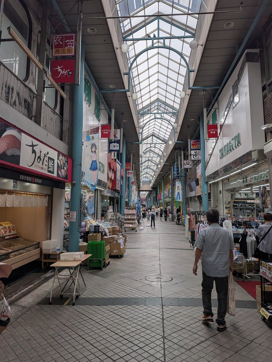 akonta2's tweet photo. おはようございます
昨日は横須賀しょうぶ園帰りのバスを降りてから衣笠駅周辺をぶらぶら歩いて衣笠商店街へ
どこか懐かしい昭和の面影が残っていて良い雰囲気だった https://t.co/AWDbsXAnky