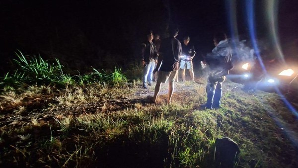 inspladusseng's tweet photo. asmara hancur, s4jam meluncur.
gini nih kalo remaja culun cintanya bertepuk sebelah tangan, mainnya b4c0kan pak.

jadi kemarin pada hari kamis 11/06/26 di temukan wanita berinisial (DM) 20 tahun dalam kondisi bersimpah d4r4h di jalan tangkis, dus. sekarputih, des sonokebel, kec. tajunganom, mojokerto.

peristiwa terjadi sekitar 19.30 WIB. dia mengalami luka di bagian leher dan lengan kirinya. Sesaat setelah kejadian, warga yang mengetahuinya langsung memberikan pertolongan, korban di evakuasi keteras rumah warga, lalu di bawah ke IGD RSUD nganjuk.

FYI: DM ini statusnya sudah bersuami, dia masih penganten baru, pelaku pemb4c0kannya sendiri mantan kekasihnya berinisial (RG) 17 tahun.

jadi, sebelum kejadian, (DM) pamit keluar rumah untuk mengantar teman perempuannya, suaminya waktu itu juga belum pulang kerja. Sekitar jam 20.00 WIB  korban (DM) dan pelaku (RG) ngajak janjian di sekitar TKP. 

saat pertemuan, disitu pelaku sudah sakit sakit hati karna cintanya di tolak dan korban sudah menikah dengan orang lain. pelaku disitu membawa s4jam, dia langsung memb4c0k korban di kepala dan lengan kirinya, korban kemudian berteriak dan meminta tolong, pelaku panik lalu kabur.

pada jumat 12/06/26 kurang dari 12 jam setelah kejadian, tim Resmob Polres Nganjuk menangkap (RG) di wilayah Jabon, mojokerto. Pelaku sempat kabur dan diduga hendak melarikan diri lebih jauh.

kronologi di atas masih berdasarkan pengakuan pelaku, keterangan ini masih akan dikonfrontir dengan korban yang masih dirawat intensif.

menurut update terbaru dari polres nganjuk per 13/06/26 korban masih dirawat insentif di RSUD nganjuk akibat luka b4c0k di kepala dan lengan. Dia belum bisa dimintai keterangan secara resmi oleh penyidik karna keadaan masih belum membaik.