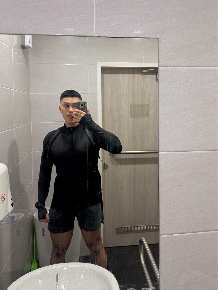 shrimpedee's tweet photo. Felt a little frisky during shoot. https://t.co/gJz3beqhuQ