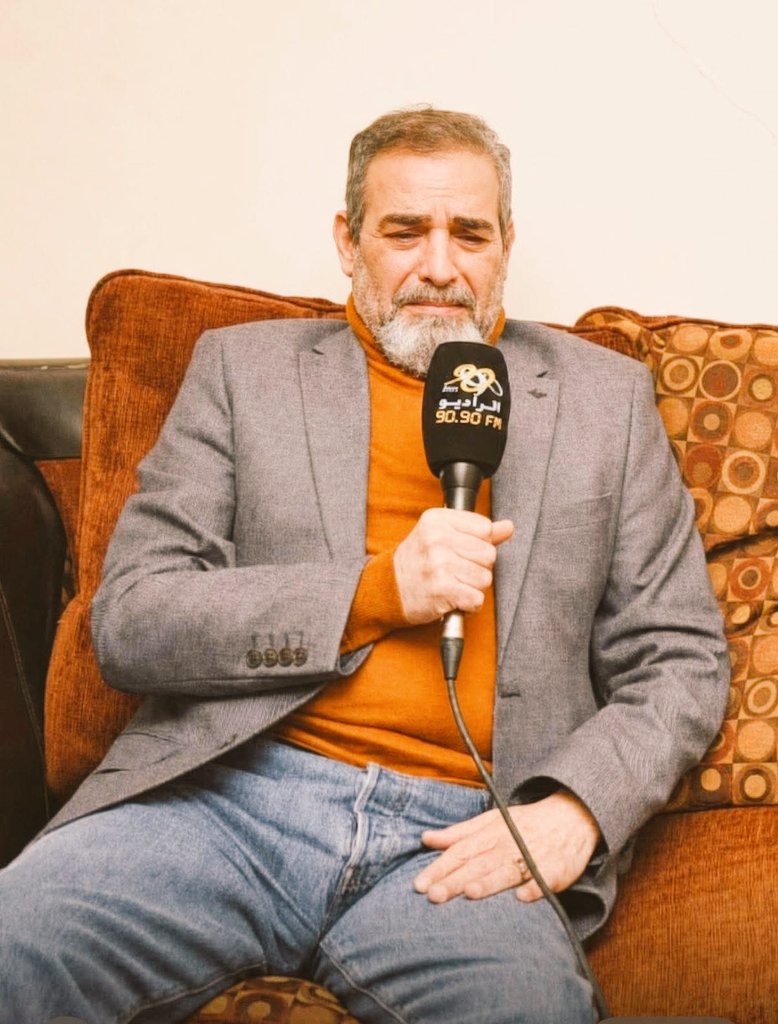EngAmr2000's tweet photo. . . أنا كنت بمر بأزمة نفسية مش هقدر احكي عنها لأنها سر كبير في حياتي.. وبسبب الأزمة دي قلبي مقبوض،وكنت مهموم، وكنت علي وشك أكون مريض بالإكتئاب.. 

. . مش قادر أحكي لأي مخلوق علشان المشكلة دي خاصة جدا، لكن اللي أقدر أقوله إنه بسببها بقيت بعيد شوية عن الناس لدرجة إني مكنتش بقدر أنام لفترة، والدنيا ضاقت بيا أوي وحياتي مبقتش زي الأول .. 

في يوم م الأيام لقيت نفسي ببكي بالليل لوحدي وطلبت من ربنا بدموعي أزور الكعبة وأروح بيت الله الحرام علشان اتكلم مع ربنا واقوله: «شيل عني ..مليش غيرك» 

بعدها مباشرة الأمور تيسرت وفعلا سافرت السعودية 
ووقفت قدام الكعبة مكسور، يومها لقيت دموعي سيل م البكا والرجا .. وفجأه لقيت نفسي واقف خلف إمام الحرم وفي الصف الأول كمان  .. وأول ما سجدت بكييبت بكاء شديد وصوتي عالي م النحيب، وملقتش علي لساني غير الآية القرآنية «رب اشرح لي صدري ويسر لي أمري واحلل عقدة من لساني يفقهوا قولي» 

.. وسبحان الله لقيت إمام الحرم اول ما قام م السجود فوجئت به بيقرأ سورة الشرح  ويقول «ألم نشرح لك صدرك ووضعنا عنك وزرك الذي انقض ظهرك فإن مع العسر يسرا، إن مع العسر يسرا»

استغربت جدا وحسيّت ان ربنا بيرد عليا لما طلبت منه يشرح صدري ويشيل عني ، شعرت إنه بيكلمني أنا من بين جموع المصليين بالإستجابة وبيرد على بكايا ودموعي . 

بعدها مشيت وطلعت الفندق اللي كنت نازل فيه ورحت نمت وأنا عشمان في ربنا يشفيني وياخد بإيدي ويشيل عني الأزمة النفسية ، وأثناء النوم شفت رؤيا حلوة إن أموري اتحسنت وإني بقيت كويس وفعلا صحيت لقيت نفسيتي حلوة وصدري منشرح واللي كنت بعاني منه زال، وراح لحال سبيله وانفرج الضيق اللي كان ملازمني فترة طوي��ة .. ورجعت انام زي الأول واللي كان تاعبني راح لحاله!

اللي فهمته من الأزمة دي إن باب ربنا مينفعش يتقفل في وجه مضطر ❤️

. . الفنان القدير أحمد عبدالعزيز لـ برنامج «كلّم ربنا .. مع أحمد الخطيب»
