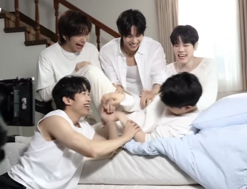 shhs_42's tweet photo. 왼들에게 둘러싸인 쾌른 무드를 좋아함 https://t.co/MSU3hXOUQD