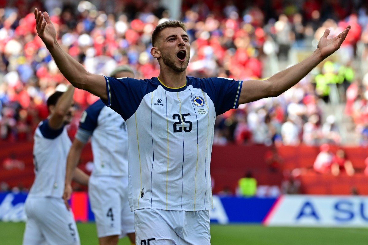 Respublicaba's tweet photo. ⚽ Analiza ➡️ Zmajevi na korak do prolaska grupne faze na Mundijalu‼️

👉 Fudbalska reprezentacija BiH uspjela ostati neporažena u prvom susretu na Svjetskom prvenstvu u SAD, Kanadi i Meksiku‼️ 1/5 https://t.co/c4TtIQ7c5B