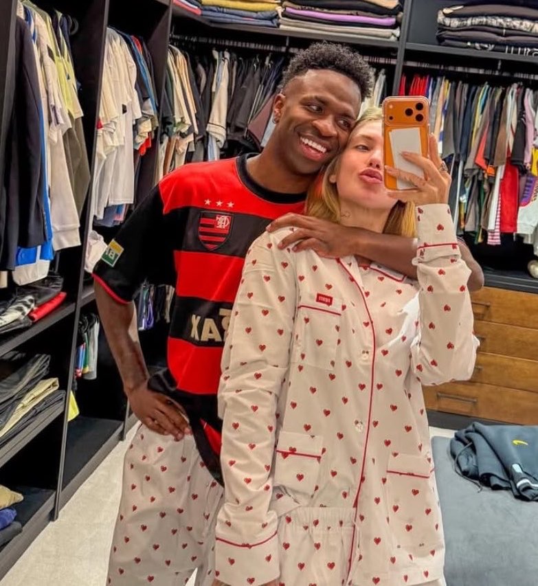 rindocasal's tweet photo. Virginia Fonseca teria decidido dar mais uma chance para Vini Jr após acreditar que o jogador está disposto a mudar, e que o mesmo NÃO traiu ela: "Todo mundo merece uma segunda chance quando demonstra arrependimento de verdade" ❤️😍 https://t.co/XMlxkjwJoW