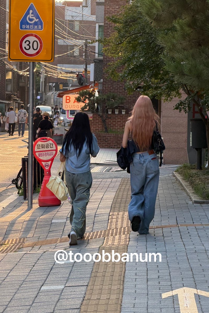 Kiwi_rmen's tweet photo. 성수에서 하투하 ��격담 떴길래 봤더니 누가봐도 다현이 옆에 내만두 르멘이고 그와중에 가방에 빙핑🤏🏻🤏🏻 https://t.co/St6S4DQo3F