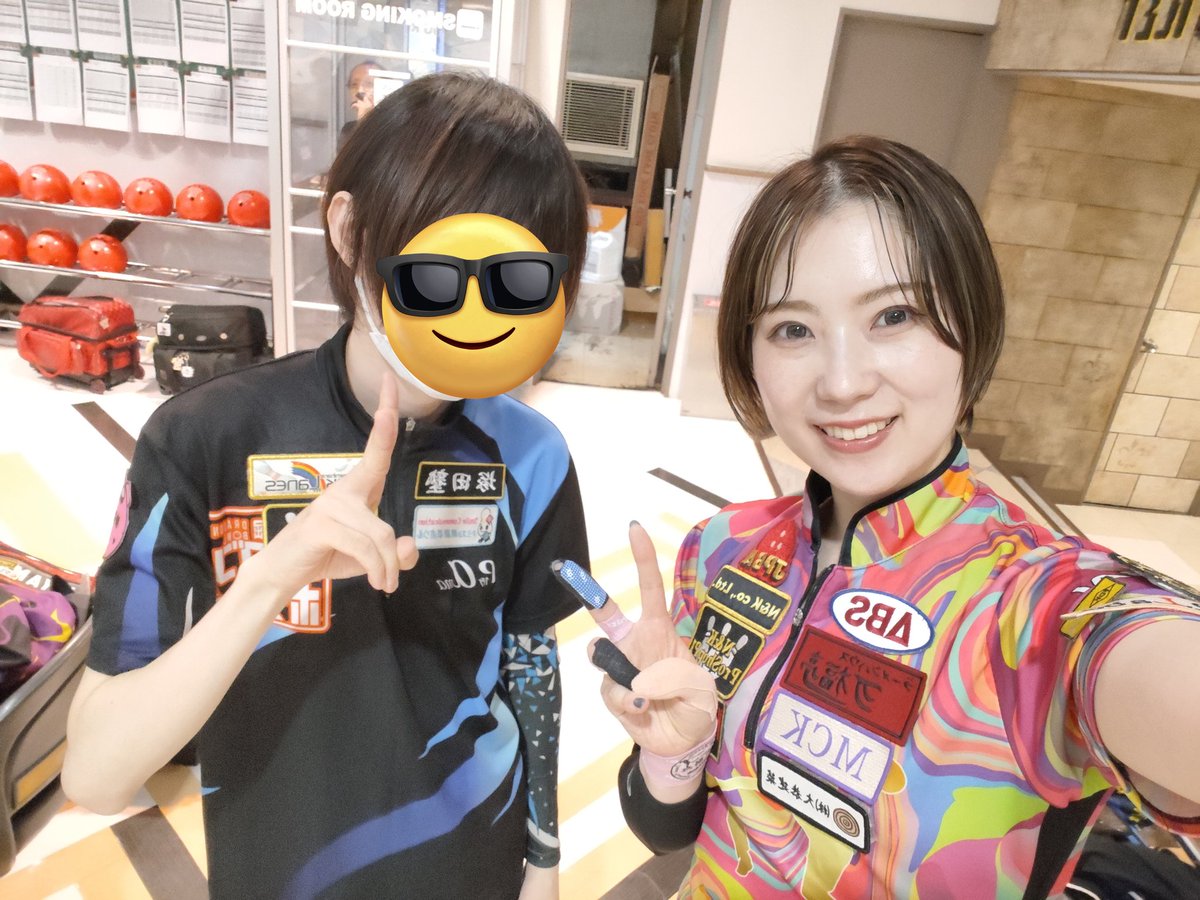 SilverSPL2601's tweet photo. 鶴井P＆ゆりぽんチャレ
前半2ゲーム200アップしてたのに3ゲーム目で126やらかした🤣
スプリットの嵐だったなぁ
次のチャレの課題はスペアかなぁ
お二人ともありがとうございました！
内藤くんと藤永Pもありがとうございました☺️
@anamitsurui @yuriponpon0822 
@hokuto_fujinaga @Hiroto__bowling https://t.co/wH69Nz6wYI