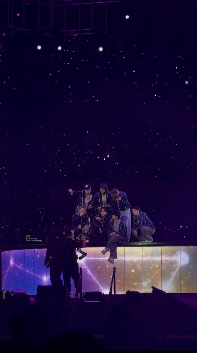 _151108's tweet photo. 지금방탄사랑개껴서이거폰배경해야함 https://t.co/hiN1ygjLGN