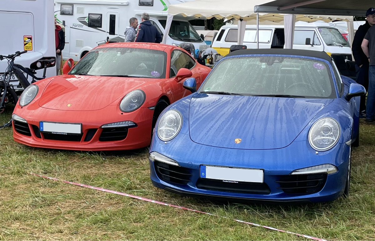 Tbaw_'s tweet photo. @csmnt__ Attends mdrr en 2024 j’ai vu les deux exactes mêmes Porsche et garées de la même manière 😳 https://t.co/WMAV0mUz7x