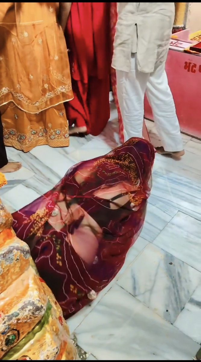 badimommy's tweet photo. "Agr me esa karugi to sab khush honge esa meri saasu maa kehti hai."
Bahu ka farj nibhana hi pdta hai.😏 https://t.co/C2Ug3ctv3J