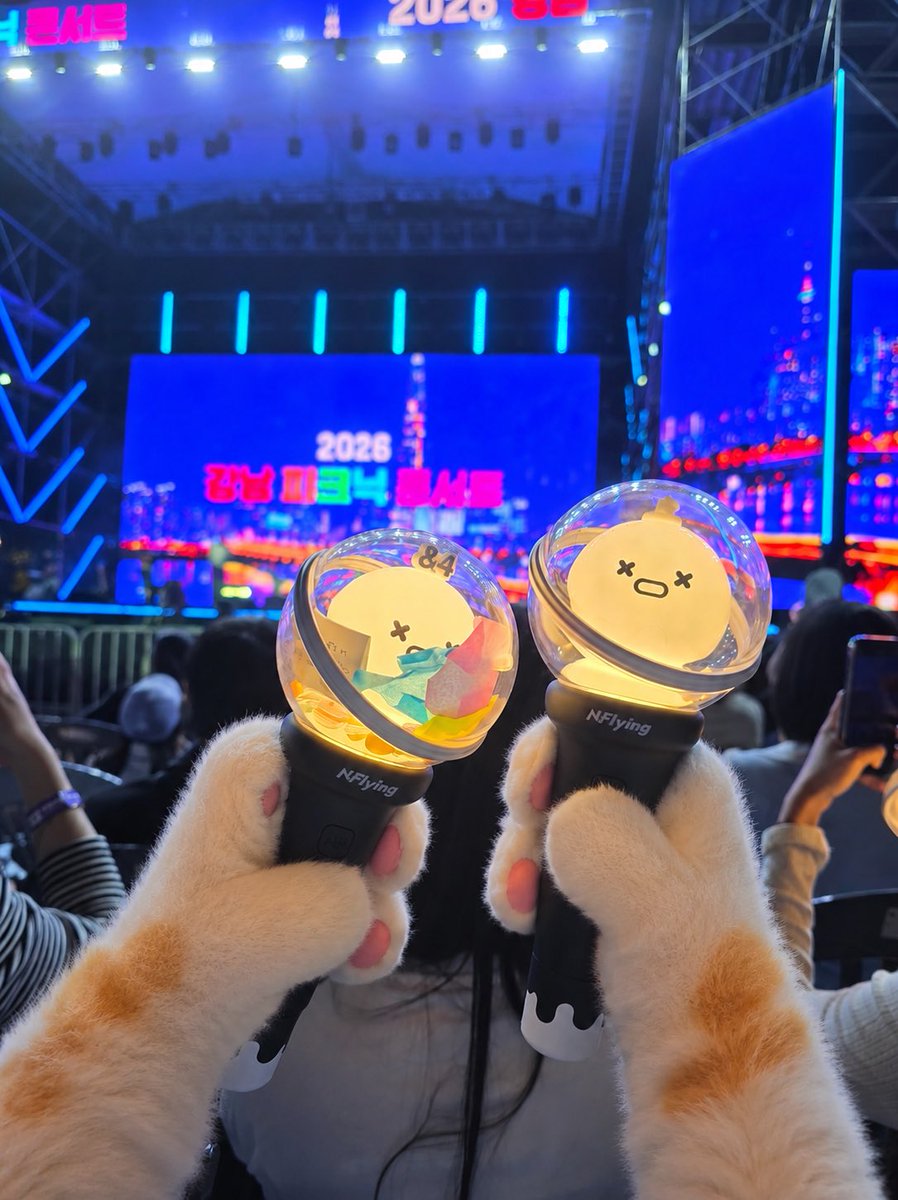 chazzangg's tweet photo. 260613 강남 피크닉콘서트 
뺑이에 뺑이로 온몸이 다 녹아내린 하루였지만, 엔플라잉을 향한 내 사랑은 ing 🫶🏻3시간 뒤에 바로 공항 가야함,, 아직 짐도 못 쌌지만, 마지막 순간까지 야무지게 마음에 담을 수 있어서 눈물 나게 행복했던 시간. 곧 또 올게, 기다려!💧 https://t.co/d5z6mE5Y8u
