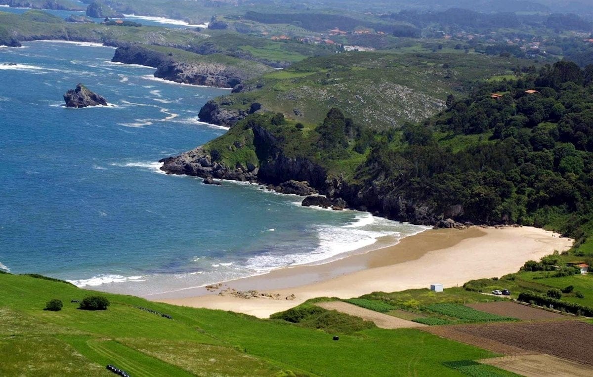 DescubrirCom's tweet photo. Playas espléndidas, temperaturas suaves y sin aglomeraciones. Junio aún permite ese lujo. Los pueblos costeros más bonitos de España para despedir la primavera.
https://t.co/o8UDc34aBo https://t.co/rh0rsvJjAV