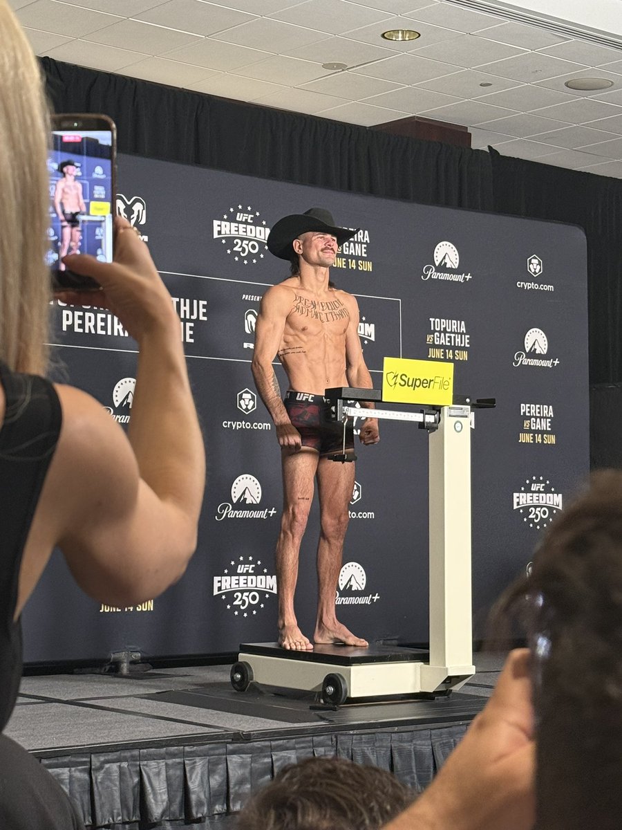 marcmma_'s tweet photo. 🤯 ESTO ES UNA LOCURA:

¡¡Diego Lopes será el peleador de REMPLAZO para el MAIN EVENT DEL UFC CASA BLANCA !!!

⚖️ Dió 145 lbs en el pesaje, se re hidrató durante unos minutos y SALE DE NUEVO A LA BÁSCULA  dando 154 lbs

ESTE TÍO ES UN JODIDO BMF https://t.co/OUMyAs9Man