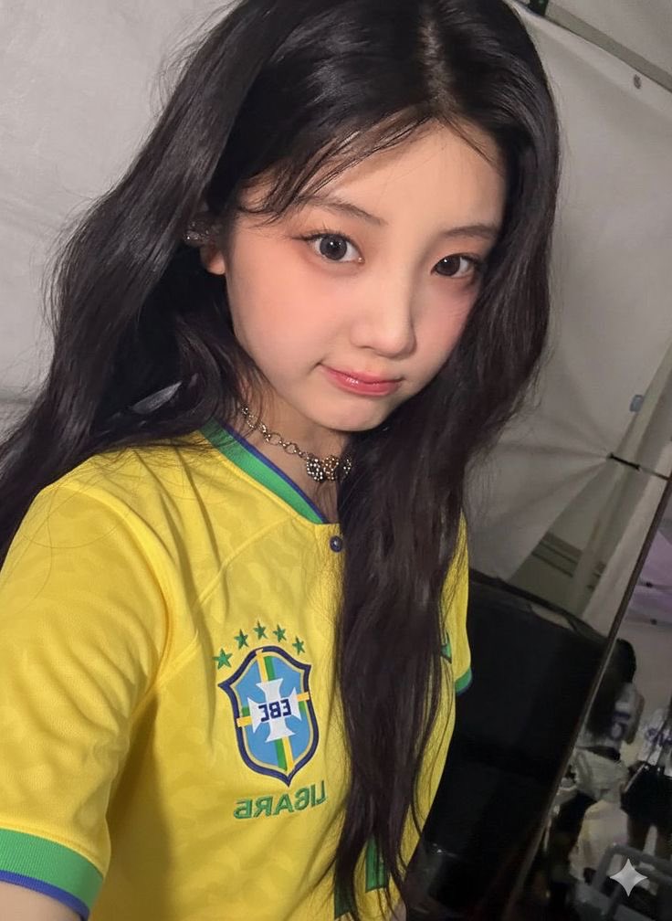 ilitws's tweet photo. BRASILEIRA!! foi confirmado que Wonhee do grupo ILLIT vai torcer pro BRASIL nessa copa do mundo https://t.co/whPTGsOF6M