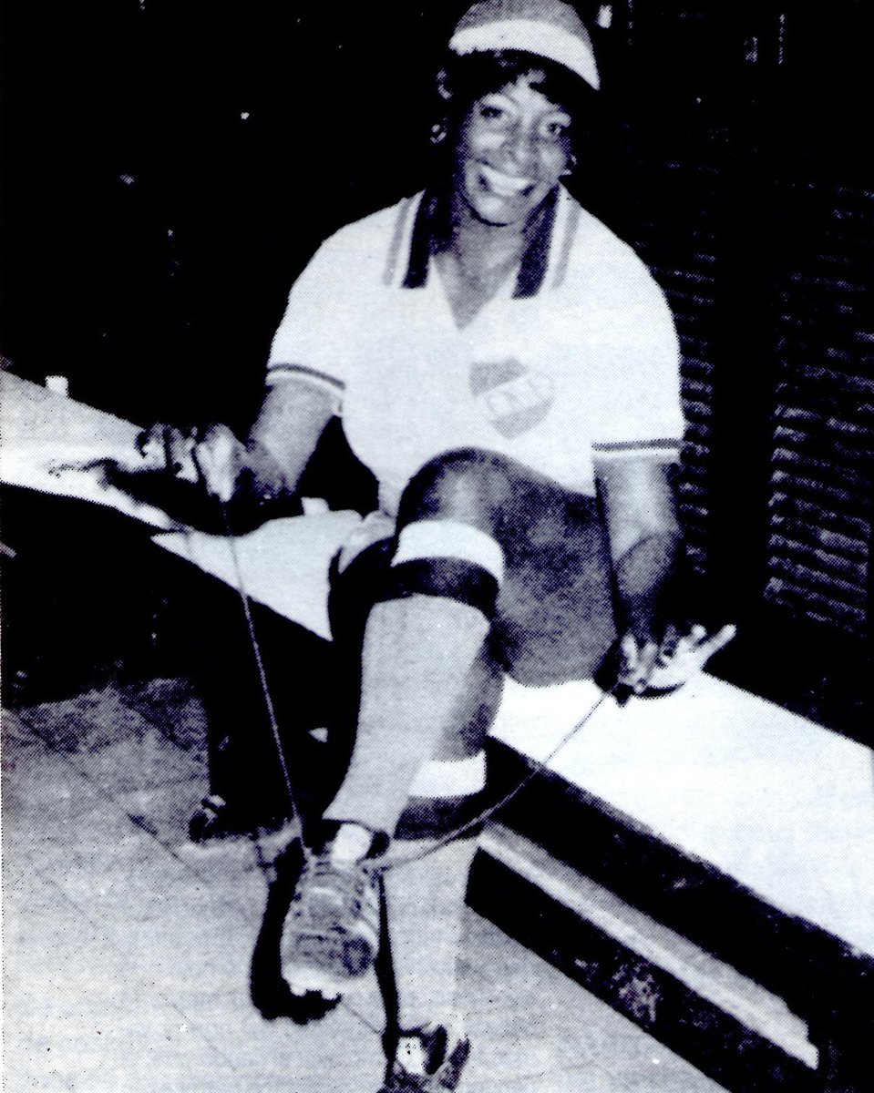 CNdeFhistoria's tweet photo. Un 🗓 13/06/1993 pasaba a la eternidad, Rosa Luna, referente de la cultura popular uruguaya y símbolo del hincha de @Nacional

Una vida acompañando al club en la tribuna, un gran amor

Se definía como: “una fanática casi enferma de Nacional, hincha del fútbol, básquet o la bolita”

“Luis Ernesto Castro me llevó al Estadio por primera vez, yo era una niña de 12 años... entró el Bolso a la cancha y explotó mi corazón. Desde ese día cuando se repite esa escena, se eriza mi piel. Una pasión de todos los días que festejo cada 14 de mayo”