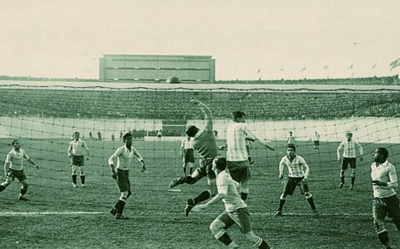 CNdeFhistoria's tweet photo. 🗓 13/06/1928

@Uruguay 🇺🇾 derrotó 2️⃣-1️⃣ a @Argentina 🇦🇷 en Ámsterdam 🇳🇱 y logró su 2️⃣° Título Mundial 🥇🌐

⚽️ El gol de la victoria lo conquistó el mejor jugador del mundo de la época, el “Mago” Héctor Scarone

🗣 Ese gol fue inmortalizado con el  “Tuya Héctor” de “Tito” Borjas https://t.co/VDjgnKh8pw