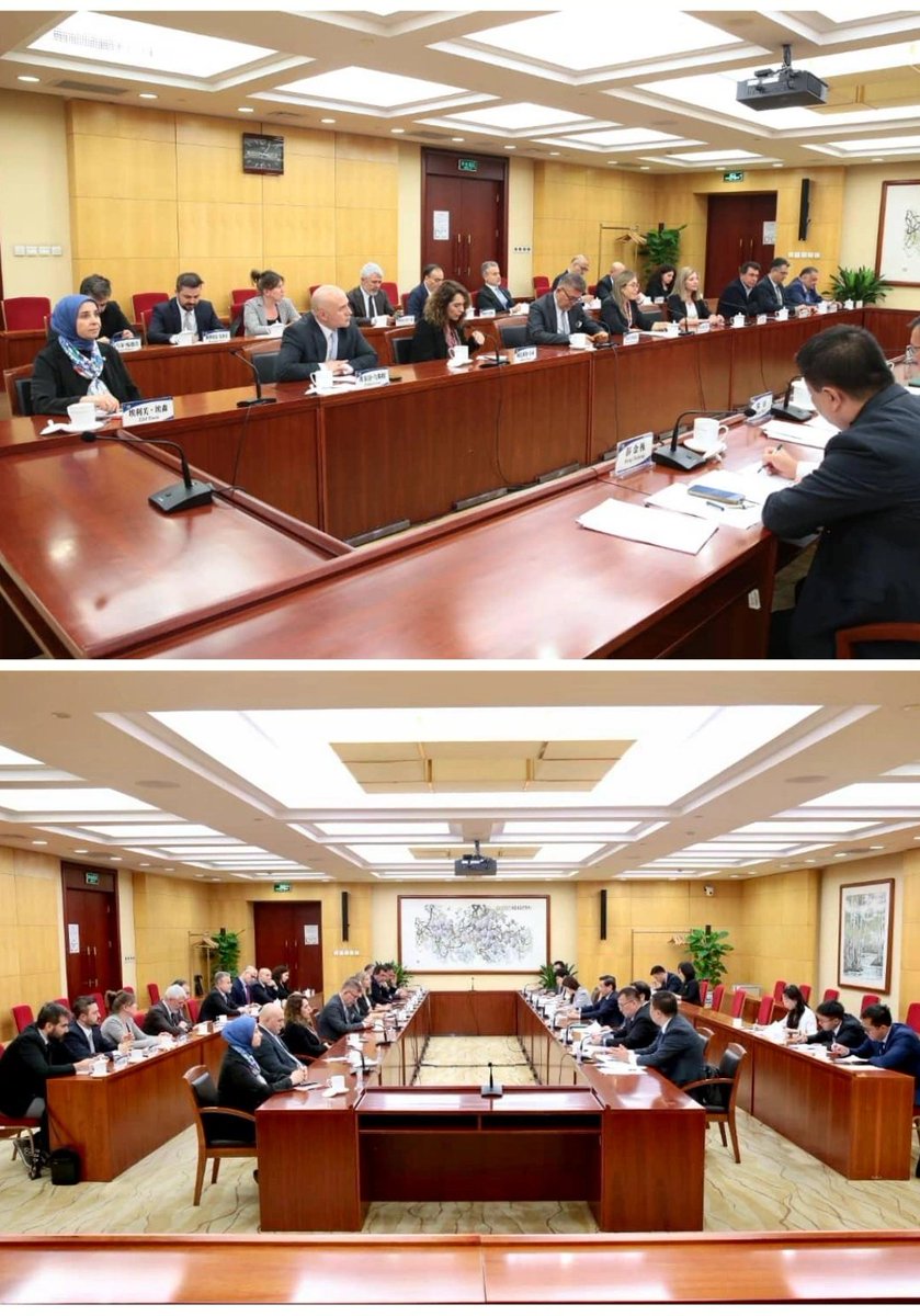 elifesendeva's tweet photo. 📍 Çin'deyiz 🇹🇷🇨🇳

Türkiye-Çin Dostluk Vakfı ile Çin Halk Cumhuriyeti Ankara Büyükelçiliği iş birliğinde gerçekleştirilen çalışma ziyareti kapsamında, Pekin'deki Büyükelçiliğimizi ziyaret ettik. Büyükelçimiz Selçuk Ünal ile Türkiye-Çin ilişkileri, ekonomik iş birliği ve parlamentolar arası temaslar üzerine değerlendirmelerde bulunduk.

Dünyanın ağırlık merkezi yeniden şekillenirken, Asya ile Avrupa arasında Türkiye dengeyi gözeten bir köprüden öte güvenliği ve istikrarı sağlayan bir "menteşe ülke" olma iradesini taşıyor. Diplomatik ilişkilerimizin 55. yılında; dengeli ticaret, karşılıklı yatırım ve Orta Koridor, bu köklü dostluğu geleceğe taşıyacak somut başlıklar, elbette soydaşlarımızla ilgili hassasiyetlerimiz konusundaki girişimlerimiz de bu sürecin mühim bir parçası.

Nazik ev sahiplikleri için Sayın Büyükelçimize teşekkür ediyorum.

#Türkiye #Çin #OrtaKoridor