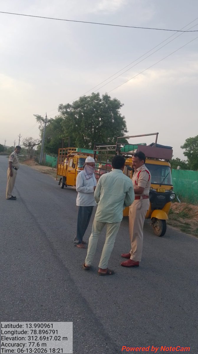 Kadapa_Police's tweet photo. 👉ద్విచక్రవాహనదారులు హెల్మెట్ తప్పనిసరిగా ధరించాలి...ఉల్లంఘిస్తే చట్టప్రకారం చర్యలు..జిల్లా ఎస్.పీ  హెచ్చరిక*

👉జిల్లా వ్యాప్తంగా ట్రాఫిక్ నిబంధనలు ఉల్లంఘించిన వారిపై 205 కేసులు నమోదు, రూ. 51,545 
#kadapasp 
#kadapapolice 
@APPOLICE100 
#Dial112 
#VehicleChecking https://t.co/IvhVbXsIq0