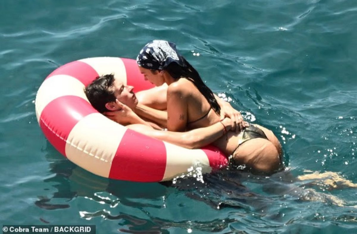 dualipabrasil's tweet photo. 🚨 Dua Lipa e Callum Turner aproveitando a lua de mel na Itália. https://t.co/GvOS1qHrc1