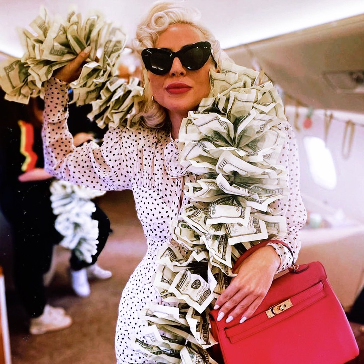 GagaSickMonster's tweet photo. BLONDE. SKINNY. RICH. https://t.co/mVCidStZrW