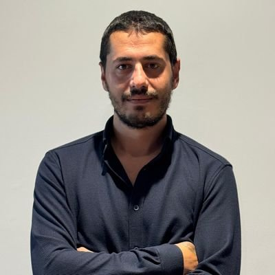 bagimsizmadenis's tweet photo. Gazetecilik suç değildir, Umut Taştan madencilerin dostudur!

Özşen direnişimizi 2 gündür alandan takip eden gazeteci dostumuz Umut Taştan, kendini yeraltına kapatıp açlık grevine başlayan madencilerle röportaj yapmak için yeraltına inmesi üzerine hakkında soruşturma başlatıldı. Patron Bekir Kiremitçi'nin yeraltı ile haber olanaklarını kesmesi üzerine değerli bir gazetecilik pratiği sergileyen ve madencilerin sesi olmaya çalışan Umut'un yanındayız.

Madencinin sesi olan basını susturamazsınız!