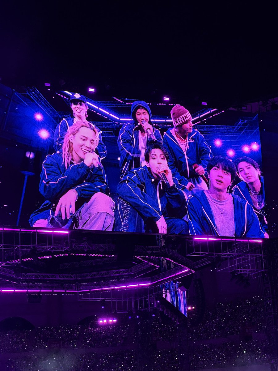 on_kive's tweet photo. 방탄은 정말 한국어 가사의 정수가 맞다. 오늘 매직샵 앵콜에서, 남준이가 가사를 곱씹어가면서 부르는 게 느껴져서 눈물이 철철 났음 .. 옆에 아미들도 훌쩍임 ㅠ
"결국 내가 널 찾았음을 잊지마
넌 절벽 끝에 서 있던 내 마지막 이유야"
#Magicshop https://t.co/UnljwrVxdy