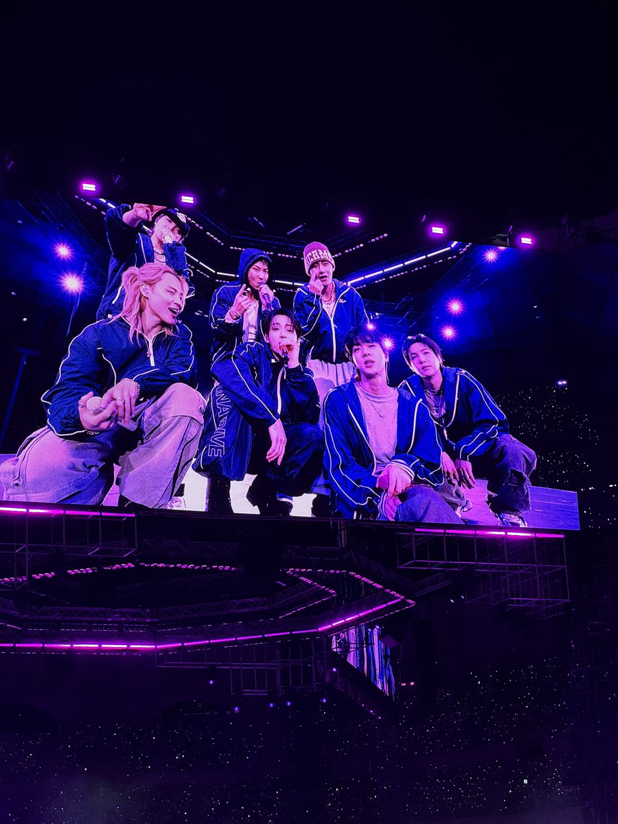 on_kive's tweet photo. 방탄은 정말 한국어 가사의 정수가 맞다. 오늘 매직샵 앵콜에서, 남준이가 가사를 곱씹어가면서 부르는 게 느껴져서 눈물이 철철 났음 .. 옆에 아미들도 훌쩍임 ㅠ
"결국 내가 널 찾았음을 잊지마
넌 절벽 끝에 서 있던 내 마지막 이유야"
#Magicshop https://t.co/UnljwrVxdy