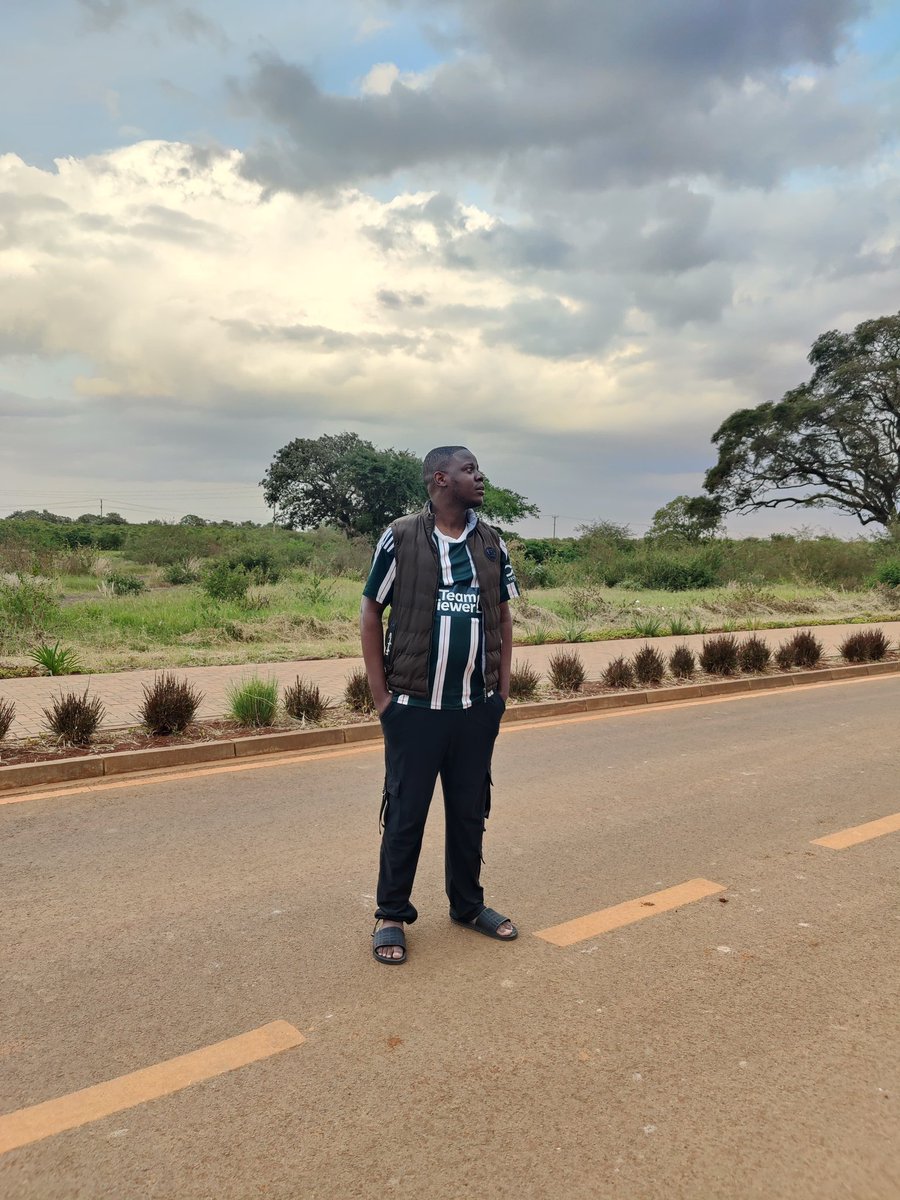LlewellynOuya's tweet photo. Key differences between Money Market Funds and Special Funds;

1. Minimum Investment;
Mmf - sh 100, sh 1,000 or sh 5,000 
Special Funds - 100k, 250k or 500k

2. Minimum topups;
Mmf - sh 100 or sh 1,000
Special Funds - 50k or 100k

3. Lock-in period;
Mmf - None
Special Funds - 6 months 

4. Interest rates p.a;
Mmf - 6-14%
Special Funds - 18% plus

5. Compounding frequency;
Mmf - Daily
Special Funds - Quarterly (3 months)

Similarities;
- Both offer Compound Interest 
- Both have a fund manager, trustee and custodian 
- Both are regulated by CMA
- Both require personal info, Id/Passport, photo, bank/mpesa details and KRA PIN to open an account 
- Both accommodate those in Kenya as well as Diaspora
- In both, some have mobile apps and websites while others require physical visits to branch