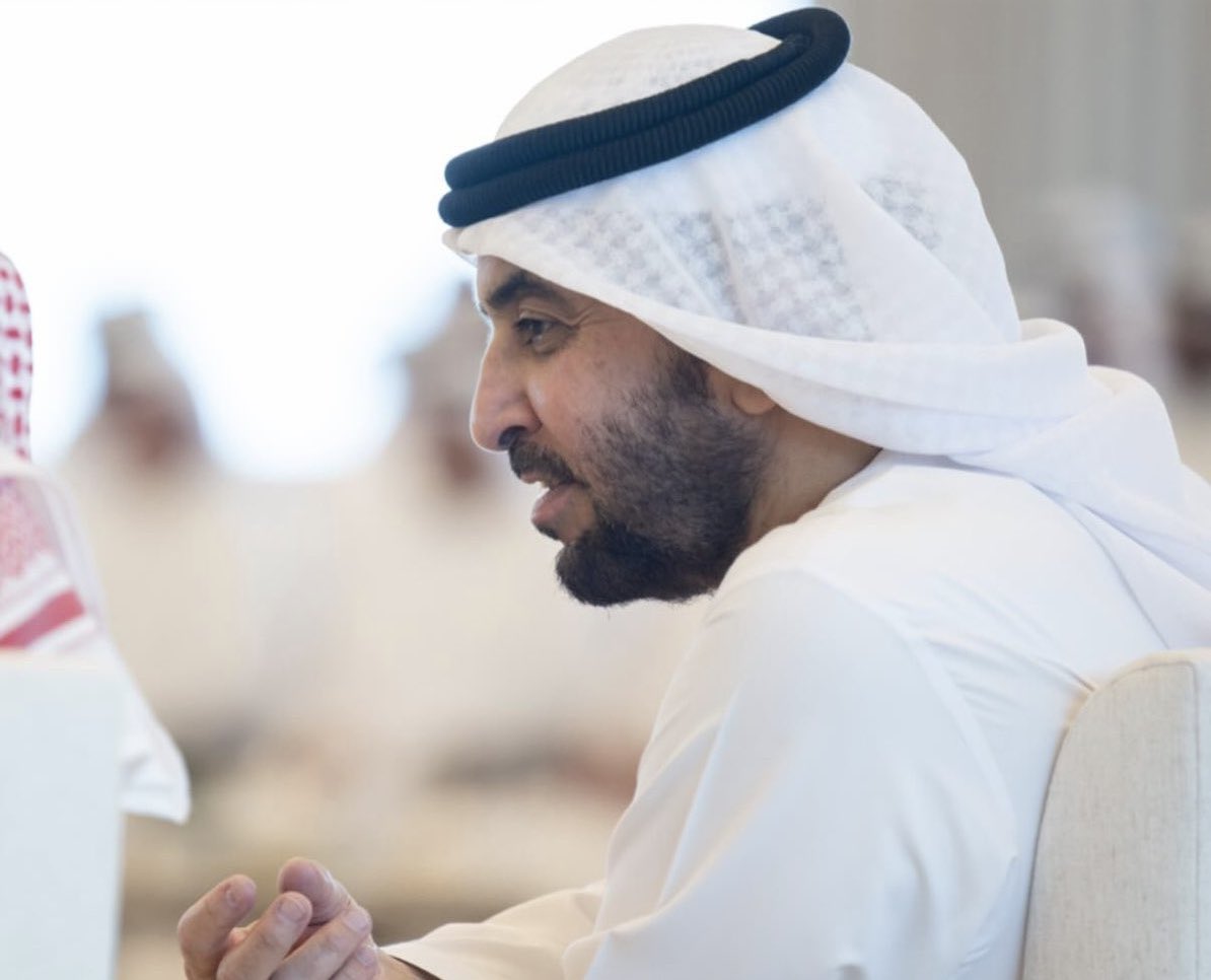 Hmd_Almarar's tweet photo. 17 عامًا على تعيين "الشيخ حمدان بن زايد آل نهيّان" ممثلًا للحاكم في منطقة الظفرة 
مسيرة حافلة بالعطاء والإنجاز لقلب الإمارة التاريخي 
سنوات تجسدت فيها صلة الشيخ القريب من أهله بلا حواجز أو غربة .. يتباشرون بوجوده ويرون فيه السند

الظفرة هي تاريخ "آل بوفلاح" .. تشهد حصونها وقلاعها على ذلك ، بأسمائها الأقدم ؛ بينونة ، وبلاد بني ياس 
ومن الظفرة انتقلت رحلة تأسيس الإمارة
مرورًا بحصن "يوّ اللّقين" وهو مقرّ الشيوخ منذ مئات السنين ، ثم "حصن الظفرة" المعروف أيضًا بـ "حصن السرّة" الذي ذُكر لأول مرة بشكل صريح سنة 1633م وقد بُني قبل ذلك ، واستقرارهم الأخير في محضر "المارية" في ليوا وهي آخر عاصمة لهم قبل الانتقال لجزيرة الخير ؛ أبوظبي ( مْليْح ) في سنة 1795م

أن تكون ممثلًا للحاكم في منطقة الظفرة يعني أن تكون مؤتمنًا على عمق تاريخ الإمارة وقلبها النابض
حفظ الله "حمدان" وأطال عمره وأدامه ذخرًا للوطن وأهله
