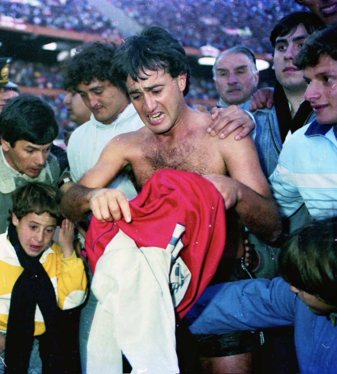 MigueBertolotto's tweet photo. La última magia.
Hace 39 años se despedía @Beto10Alonso ante un Monumental repleto. https://t.co/jcyZv9kACA