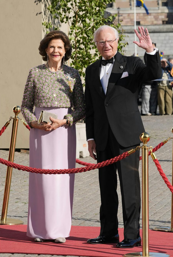 ChristinsQueens's tweet photo. The Royal Couple, Prince Gustav and Princess Carina, Prince Carl Philip and Princess Sofia, Prince Philip and Princess Danica.

📸 Hanne Juul // Billed Bladet

 ▶️ https://t.co/wg2xUVim8s https://t.co/l1VcnsGh6B