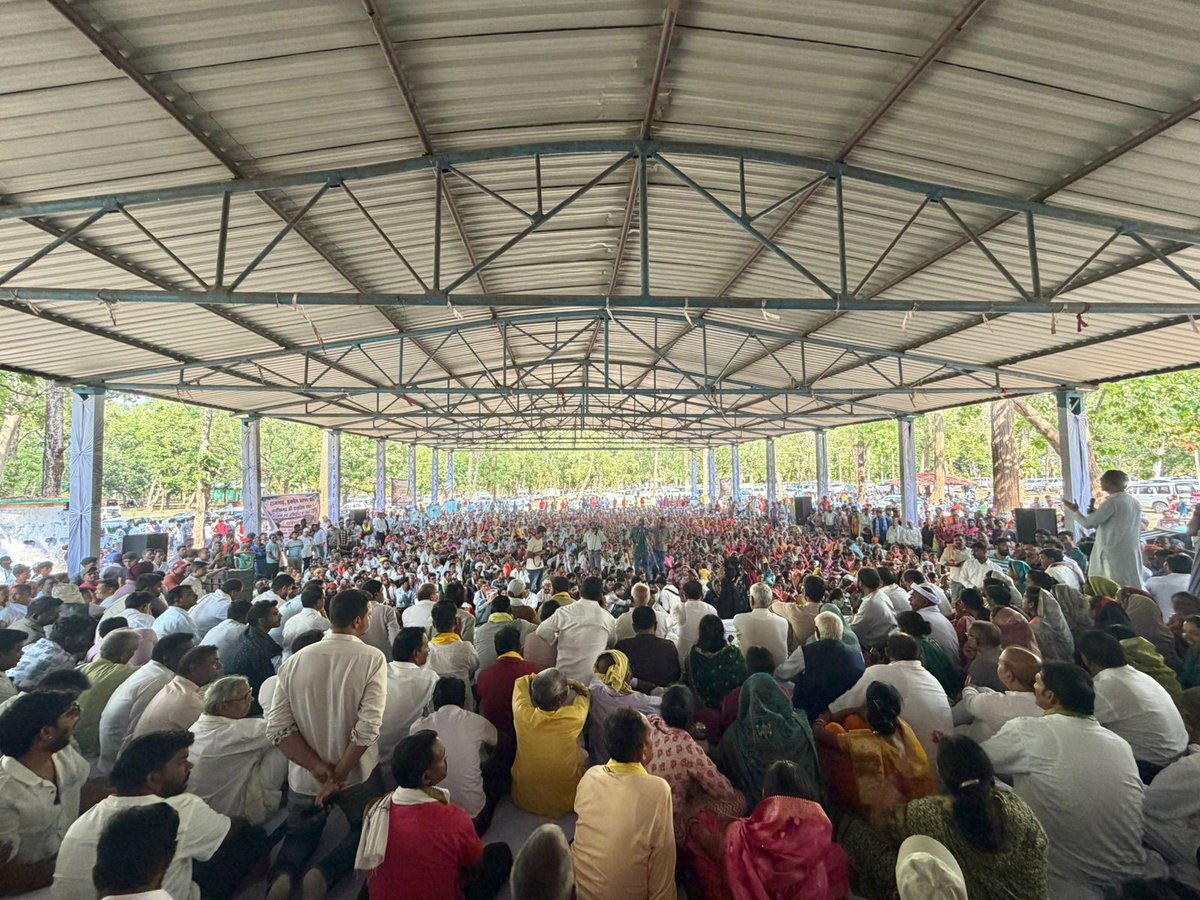 TS_SinghDeo's tweet photo. आज हमारा यहाँ जुटना इसी मकसद से है कि हम सब एक हों। छत्तीसगढ़ में जहाँ भी हमारी प्राकृतिक संपदा और जल, जंगल, ज़मीन को लूटा जा रहा है, हमें उसके खिलाफ मिलकर आवाज़ उठानी होगी। क्योंकि संसाधनों को खत्म करने की इनकी यह भूख कभी शांत नहीं होगी।

केते एक्शटेंशन की मंजूरी से हसदेव अरण्य की बर्बादी का बड़ा नुकसान सिर्फ सरगुजा को ही नहीं, बल्कि पूरे छत्तीसगढ़ को झेलना पड़ेगा। 

सियाराम जी के साथ आस्था क्या केवल अयोध्या से जुड़ी हुई है? हमारे सरगुजा के सियाराम जी के मंदिर को वहीं न रखते हुए मूर्ति को नीचे लाने का कृत्य क्यों हो रहा है?

आज रामगढ़ संरक्षण एवं संवर्धन समिति, उदयपुर द्वारा आयोजित कार्यक्रम में प्रदेश कांग्रेस अध्यक्ष श्री दीपक बैज जी, यूथ कांग्रेस के राष्ट्रीय प्रभारी श्री मनीष शर्मा जी, पूर्व अध्यक्ष, छत्तीसगढ़ राज्य जनजाति आयोग श्री भानुप्रताप सिंह जी, सामाजिक कार्यकर्ता एवं हसदेव बचाव मंच के श्री आलोक शुक्ला जी, सर्व आदिवासी समाज के पदाधिकारी श्री विनोद नागवंशी जी, श्री ए.आर. कोरार्म जी, किसान संघ राजनांदगांव से श्री सुदेश टीकम जी, छत्तीसगढ़ मुक्ति मोर्चा मजदूर कार्यकर्ता समिति से श्री रमाकांत बंजारे जी, श्री अनिल अग्रवाल जी रायगढ़, श्री लखन लाल वर्मा, देवरी-अल्दा बचाव संघर्ष समिति, चौपाल से श्री गंगाराम पैंकरा जी, सामाजिक कार्यकर्ता श्री मंगल पांडेय जी, हसदेव अरण्य बचाव समिति से श्री राम लाल जी, श्री मुनेश्वर जी, श्रीमती सुनीता पोर्ते जी के साथ सम्मिलित हुआ।