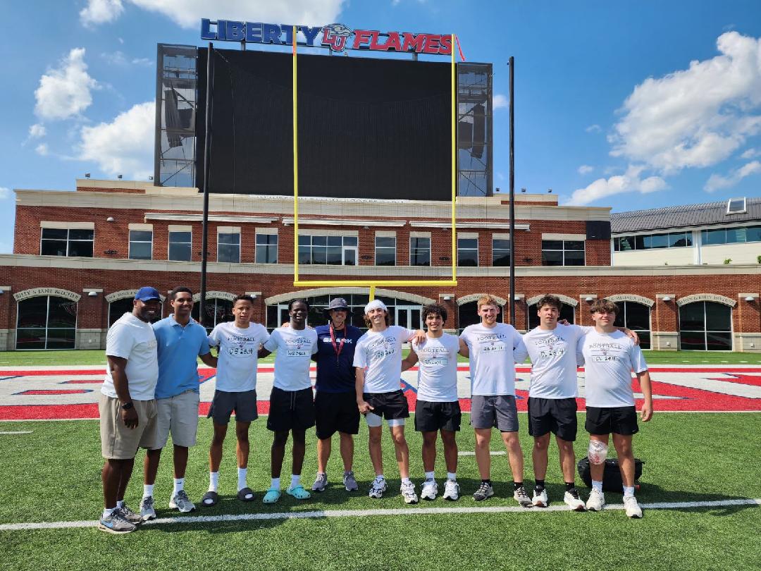 cxmarquez09's tweet photo. Thank you to @LibertyFootball for a great camp!
@TannerC83231 
@shaunalexander 
@coachnorton17 https://t.co/ughY0zn1lF