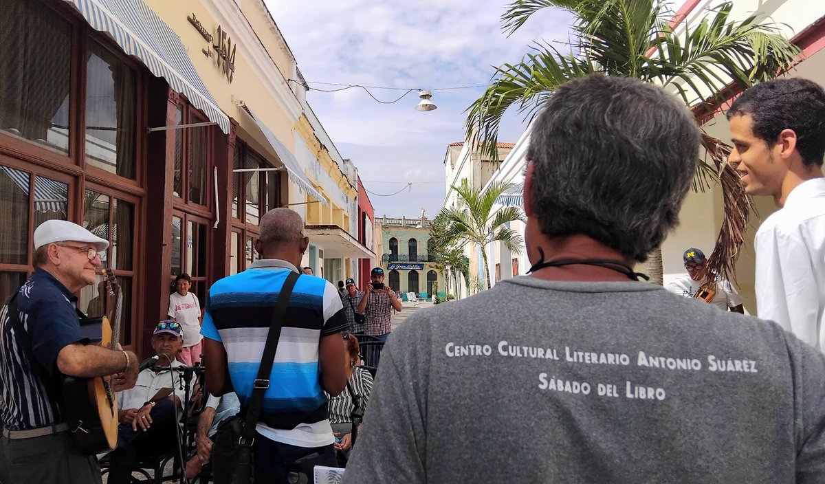 librocamaguey's tweet photo. 📚 Este sábado el Centro Cultural Librería Antonio Suárez acogió el espacio #SábadoDelLibro, encuentro dedicado a la promoción de la literatura y las tradiciones culturales

📖 En esta ocasión se presentó el libro Cantares de un juglar, de Héctor  Peláez

#Camagüey #LeerEsCrecer https://t.co/BK3rHzUb7w