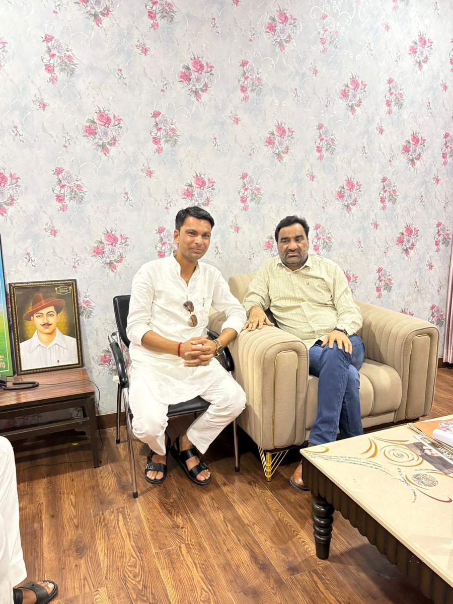 hanumanbeniwal's tweet photo. विगत दिनों कोथून (चाकसू) से आए श्री सुरेन्द्र चौधरी(जिला परिषद सदस्य ) व श्री रामप्रसाद चौधरी (सरपंच कोथून) ,श्री हनुमान जाट कोथून ने जयपुर आवास पर शिष्टाचार मुलाकात की | https://t.co/SImwVYmwOD