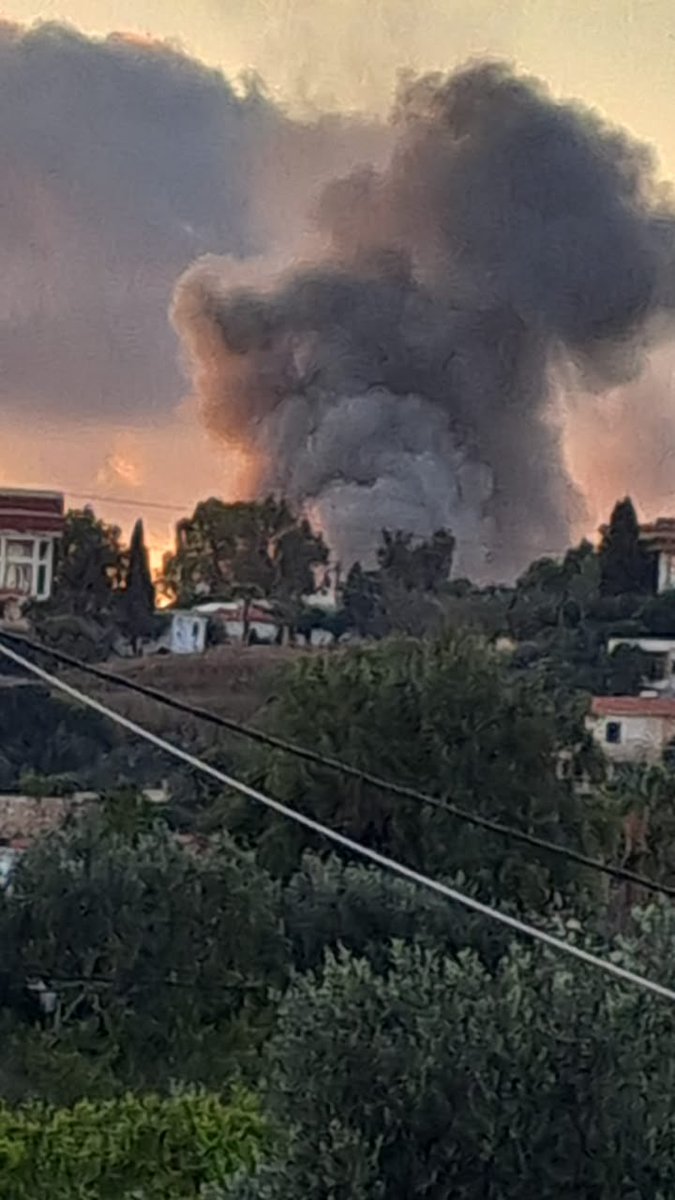 QudsNen's tweet photo. Israeli occupation forces bombard the village of Ansar in southern Lebanon. https://t.co/4ngKu0MYL3