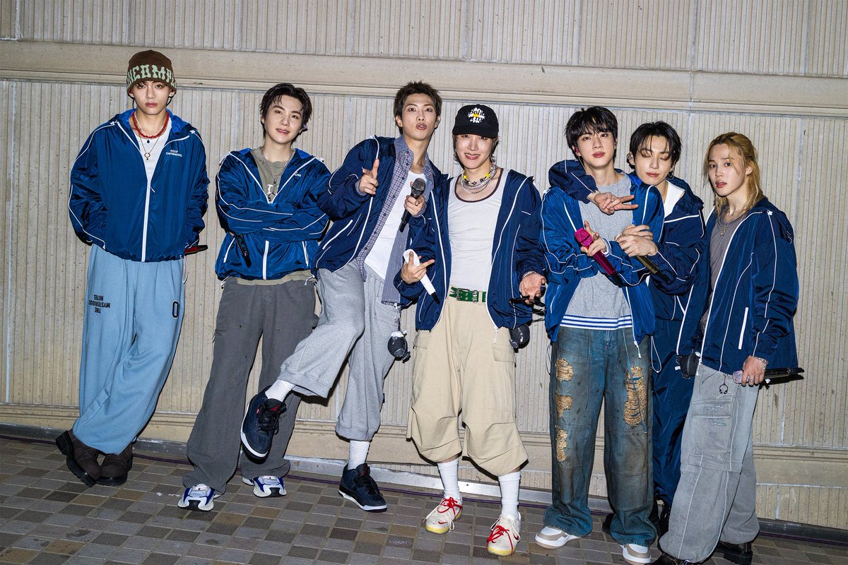 chizredvel's tweet photo. happy anniversary bangtan ke 13 tahun, udah 7 tahun bareng mereka. maaf banget akhir2 ini ngga pernah hype lagi soalnya sibuk rl huhu kangen banget :( 
kangen jungkook juga ☹️ https://t.co/varWZhv74W
