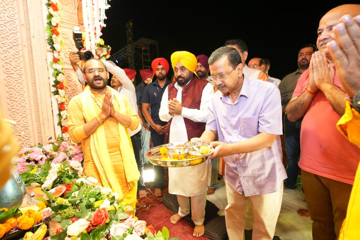 ArvindKejriwal's tweet photo. हर-हर महादेव.. 

आज जालंधर में देवों के देव महादेव को समर्पित एक भव्य धार्मिक कार्यक्रम में शामिल होकर शिव भक्ति के भजनों में लीन होने का सौभाग्य मिला। 

इस अवसर पर पधारे पूजनीय साधु-महात्माओं का सानिध्य एवं आशीर्वाद भी प्राप्त हुआ। भोलेनाथ की कृपा सब पर बनी रहे। https://t.co/Je8s60GBgL
