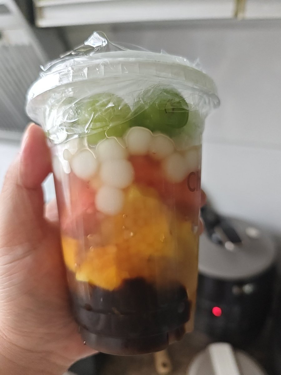 xs6600's tweet photo. 现在的奶茶已经卷到这种程度了么，这新出的品种都已经不能叫奶茶了吧，完全不能用吸管喝啊，难怪��家只附赠了一个勺子。以前奶茶店还只卖奶茶，后来变成了奶茶和咖啡都卖，现在是把甜品都加入进来了啊。 https://t.co/4bWKo1Ccob