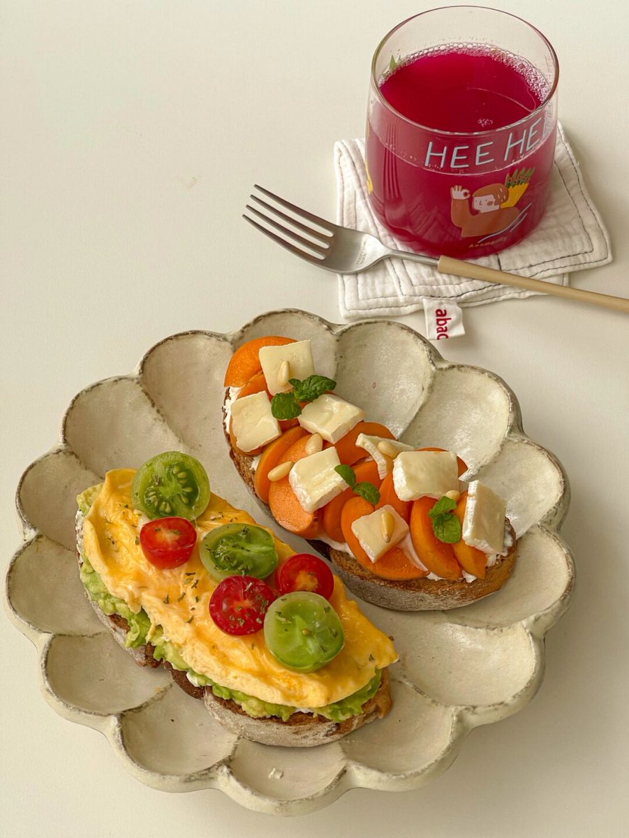 lo_DOGMA_ol's tweet photo. Today’s lunch vibe: creamy avocado toast topped with cherry tomatoes and a sprinkle of sea salt—simple, fresh, and perfect for a midday pick-me-up! https://t.co/D4IhWV8JNd