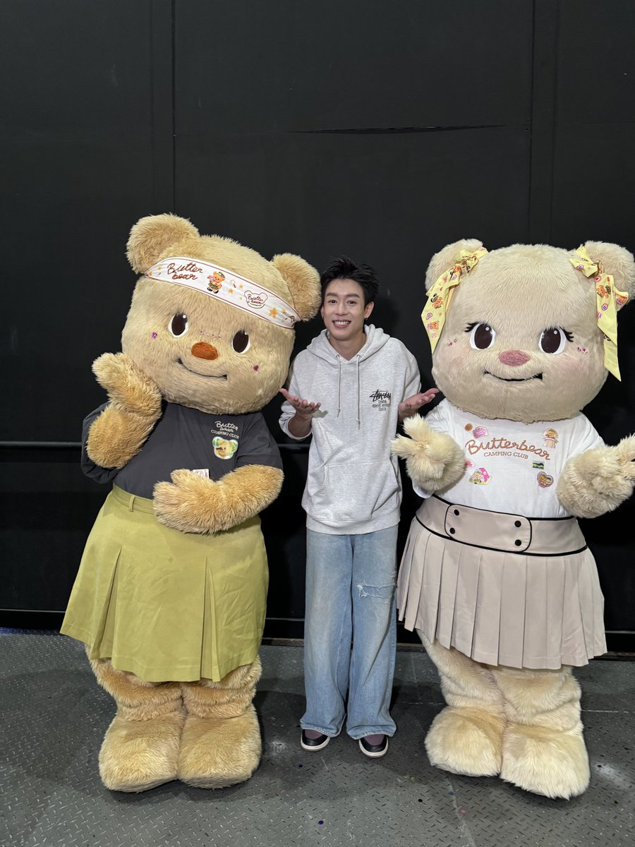 lookepeep's tweet photo. ขอขอบคุณน้องหมีเนย🧸( @butterbear_th ) ที่ชวนพี่นิวมาแคมป์ปิ้งกันใน #2026ButterbearCampingClub นะค้าบ น้องเนยน่ารักสดใสสุด ๆ ตุวจิ๋วเดียวเองหนิ🤏🏻

ขอบคุณมัมแด๊ด #ด้อมน้องเนย ทู้กกคนสำหรับเสียงเชียร์ในวันนี้นะค้าบ หวังว่าจะชอบกันน้า และขอบคุณทุกกำลังใจจากทีมหน้าจอด้วยนะคับ ไว้เจอกันงานหน้าน้า👋🏻💗

🏕️🌠🥞💭🎂🧸🌲🌟👑🧚🏻‍♀️🌧️
BUTTERBEAR FAM MEETING NEWCHA
#พี่นิวแคมป์ปิ้งกับน้องเนย
#แคมป์ปิ้งกับน้องเนย
#NEWCHAYAPAK #Butterbear 
#GELBOYS
#LOOKE