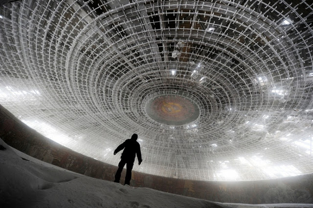 ECrowens's tweet photo. #caption #contest #captionthis #captionsplus #captions wanted #storyprompt #storyprompts #wrong #wrongplace #wrongplacewrongtime #wronganswer #wronganswers #wronganswersonly #toinfinityandbeyond #timetunnel #timemachine #infinity https://t.co/xZP1eWLoZo