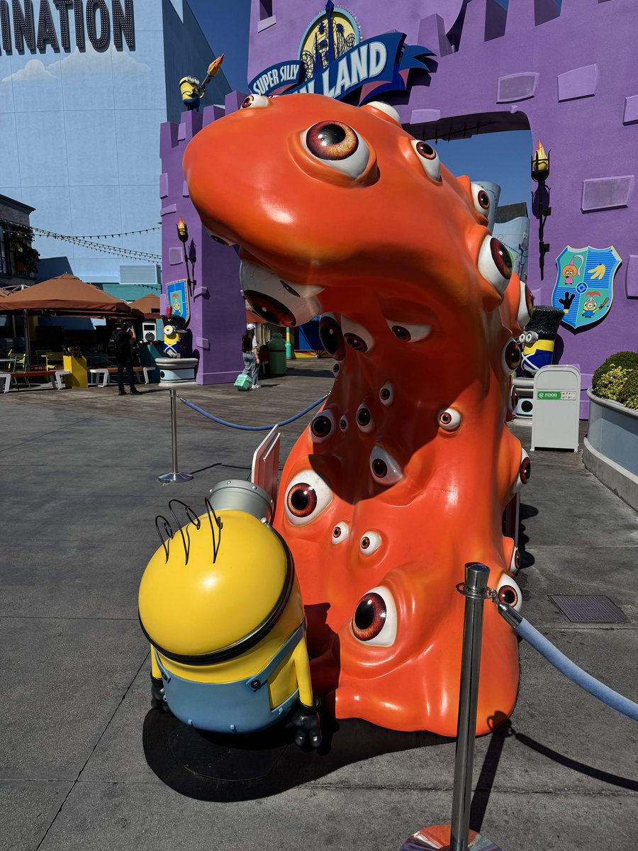 laughingplace's tweet photo. New #MinionsAndMonsters promo statue outside of Super Silly Fun Land (Illumination’s Minion Land). #UniversalStudiosHollywood #MegaMovieSummer https://t.co/bRNoKUquyk