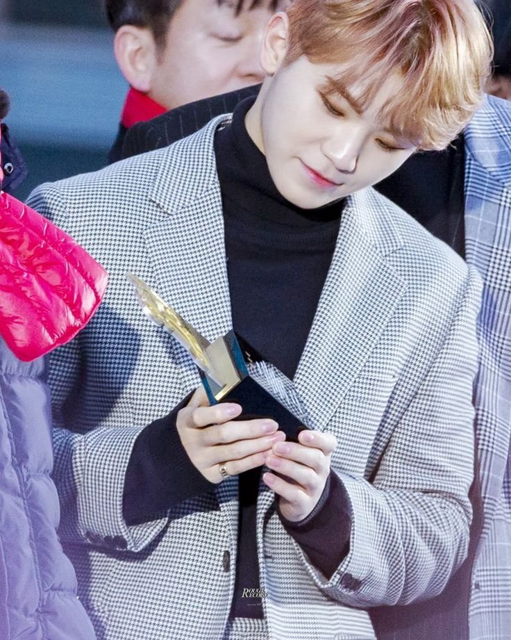 woozihourly_'s tweet photo. #우지 #WOOZI #세븐틴 #SEVENTEEN https://t.co/sGiEwFPp5e