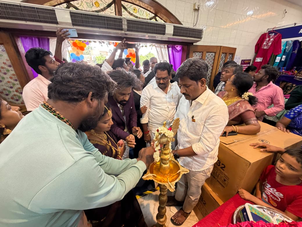 Ambatturbalatvk's tweet photo. அம்பத்தூர் சட்டமன்ற தொகுதிக்குட்பட்ட மல்லிகா மஹாலில் நடைபெற்றுவரும் Mega Expo கண்காட்சியை இன்று குத்துவிளக்கேற்றி தொடங்கி வைத்தேன்.

தமிழக முதலமைச்சரும் கழகத் தலைவருமான உயர்திரு. C. ஜோசப்விஜய் அண்ணா அவர்களின் ஆணைக்கிணங்கவும், மாநில பொதுச் செயலாளரும் மாண்புமிகு அமைச்சருமான திரு. N. ஆனந்த் MLA அவர்களின் வழிகாட்டுதலின்படியும்,

 சென்னை மத்திய மாவட்ட கழக செயலாளர் திரு. SKM. பூக்கடை குமார் @PookadaiKumar  அவர்களுடன் இணைந்து நிகழ்ச்சியில் பங்கேற்றேன்.

தொடர்ந்து, கண்காட்சியில் அமைக்கப்பட்டிருந்த அரங்குகளை பார்வையிட்டு, குலுக்கல் முறையில் தேர்வு செய்யப்பட்ட வாடிக்கையாளர்களுக்கு பரிசுகள் வழங்கி வாழ்த்துகளைத் தெரிவித்தேன்.

– G. பாலமுருகன், MLA
அம்பத்தூர் சட்டமன்ற உறுப்பினர்
சென்னை கிழக்கு மாவட்ட கழக செயலாளர்

@CMOTamilnadu @arunraajkg @BussyAnand @LoyolaMani @TVKVijayHQ @imrajmohan @AadhavArjuna @TVKVijayCadres @NanjilPSampath @VigneshTvkCbe
@tvkvijaysabari
@TVKVijayCadres @LoyolaMani @CTR_Nirmalkumar @RameshOffcl

#TVKVijay #தமிழகவெற்றிக்கழகம் #tamilagavettrikazhagam