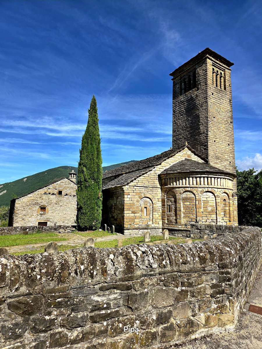 pipapipia's tweet photo. The beauty of a Romanesque church. I love them, I look for them.💙 https://t.co/wj7Q3xY94Z