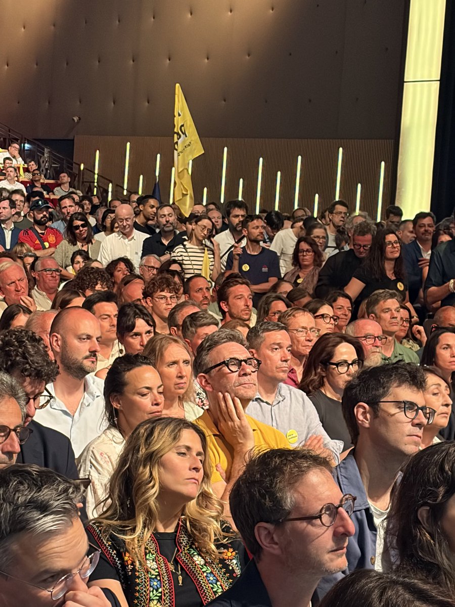 edgarbequet's tweet photo. Dans le public du meeting de Raphaël Glucksmann @rglucks1, on retrouve également le réalisateur de cinéma Michel Hazanavicius et sa compagne l’actrice Béatrice Bejo. 

@BFMTV https://t.co/m8zArROxHJ